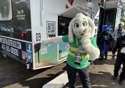 Asriel, with questionable humor, pointing at a truck!